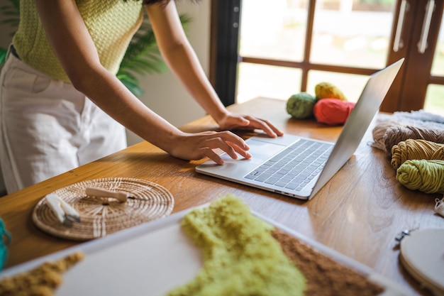 Persona escribiendo mensaje